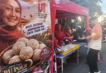Poernomowati Bagikan 1.081 Onde-Onde Sambut HUT RI