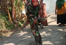 Warga Ranuyoso Lumajang Bersihkan Jalan Sambut Kemerdekaan