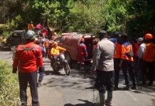 Petugas Gabungan Melakukan Pemadaman di Kawasan Ranupani