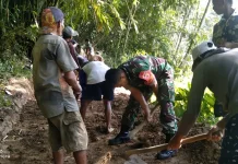 Warga Candipuro Gelar Kerja Bakti Lebarkan Jalan