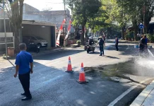 Tumpahan Solar di Bundaran Nangkaan Bondowoso Sebabkan Pengendara Terjatuh