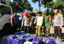 Polres Situbondo Salurkan Air Bersih untuk Warga