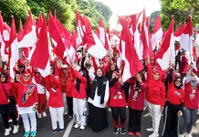 Jelang HUT RI, ASN Banyuwangi Bagikan Bendera Gratis