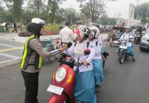 Ratusan Bendera Merah Putih Dibagikan di Alun-Alun Lumajang