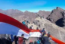 Ratusan Pendaki Kibarkan Merah Putih di Puncak Gunung Raung