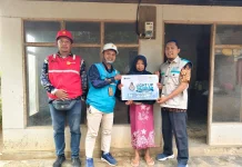 PLN Pasang Listrik Bagi Warga Tak Mampu