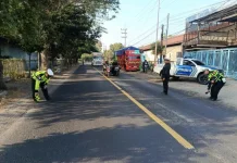 Pengendara Motor Meninggal Tabrak Truk Parkir di Ketapang