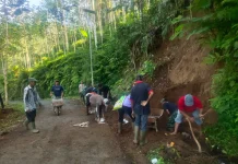 Warga Bersihkan Material Longsor di Jalan Senduro