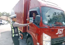 Satlantas Lumajang Edukasi Sopir Truk Cegah Kecelakaan
