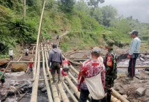 Warga Kerja Bakti Renovasi Jembatan Bambu di Pronojiwo