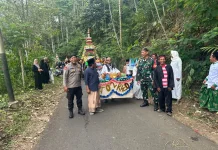 Warga Senduro Gelar Arak-Arakan Puluhan Gunungan