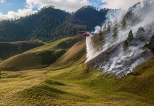 Dua Helikopter Water Bombing Padamkan Karhutla Semeru