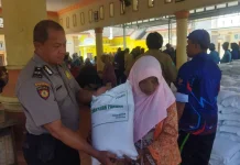 Anggota Polsek Kunir Kawal Ketat Penyaluran 30 Kg Beras CBP untuk 9.922 Warga