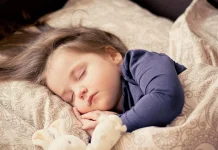 Kenapa Bayi Sering Bangun Malam? ini Penjelasannya.