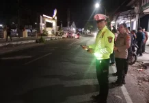 Nekat Mendahului, Pengendara Motor Terlibat Kecelakaan dengan Truk Jagung