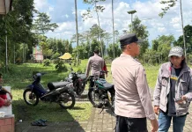 Warga Desa Kalidilem Lumajang Mendapatkan Bantuan Pangan