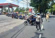 Antrian Panjang Warnai Pengisian BBM di SPBU Lumajang