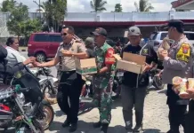 Polsek Maesan Gandeng TNI dan SPBU Bagikan Minuman kepada Pengantri BBM