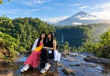 Wisatawan China Terpesona Air Terjun Kapas Biru di Lumajang