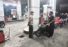 Polsek Sumbersuko Pantau Antrean SPBU Petahunan dan Labruk Kidul pada Malam Hari
