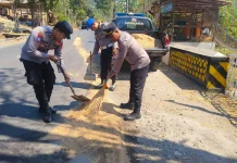 Gunakan Sekam, Polsek Wringin Cegah Laka akibat Tumpahan Solar