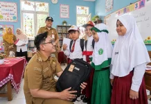 Bantuan Tas dan Alat Tulis Didorong Jadi Penyemangat Belajar Anak di Lumajang