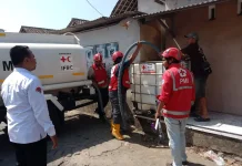 Kekeringan Meluas ke Sukorambi, PMI Jember Salurkan Air Bersih ke Warga Jubung