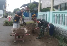 TNI dan Warga Bersihkan Jalan serta Drainase di Lumajang