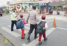 Polsek Randuagung Gelar Poros Pagi di Depan SDN 01