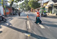Poros Pagi Polsek Pasirian Antisipasi Kecelakaan di Kawasan Sekolah
