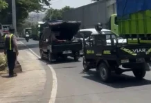 Bawa Jenazah, Pikap Terjebak Macet Ketapang Dikawal Polisi