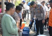 Kekeringan, Polres Bondowoso Salurkan Air Bersih ke Warga