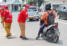 ISPA Meningkat, PMI Jember Bagikan Masker kepada Pengguna Jalan