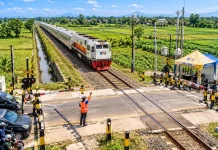 Melintasi Perlintasan Sebidang, Pastikan Jalur Aman sebelum Berjalan