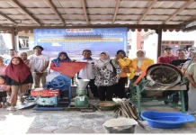 ITS Mandala Bantu AIKO Craft Banyuwangi Olah Serbuk Kayu Jadi Wood Pellet