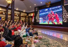 Warga Lumajang Bersorak Rayakan Kemenangan Timnas Indonesia