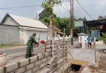 TNI dan Warga Wonosari Gotong Royong Bangun Pagar Masjid