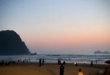 Menikmati Senja di Pantai Pulau Merah Banyuwangi