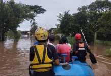 Genangan Tersisa, Tim SAR Tetap Siaga di Jember