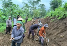 Warga Gotong Royong Bareng TNI Buka Jalan Desa
