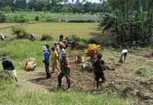 Masyarakat Gondoruso Bersihkan TPU jelang Ramadan