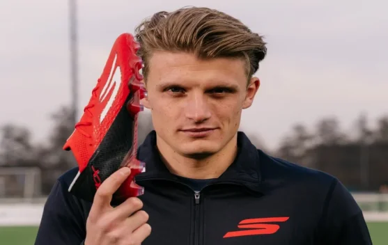 Pesepak Bola Sem Steijn bergabung dengan tim Skechers Football