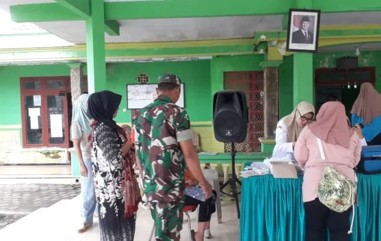 TNI Dampingi Posyandu Balita di Rowokangkung Lumajang