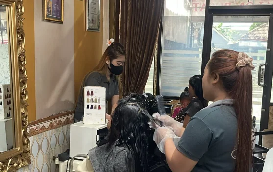 Menjelang Hari Raya Salon Kecantikan di Lumajang Diserbu Pelanggan