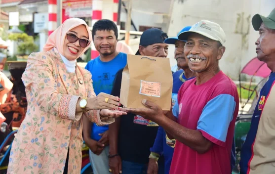 Merawat Empati di Bulan Suci, DWP Lumajang Salurkan Ribuan Takjil untuk Masyarakat