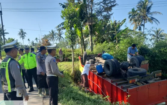 Truk Terguling di Grujugan, Sopir Selamat