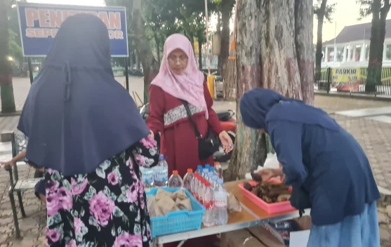 PKL Keluhkan Harga Gelas Plastik Naik 70 persen