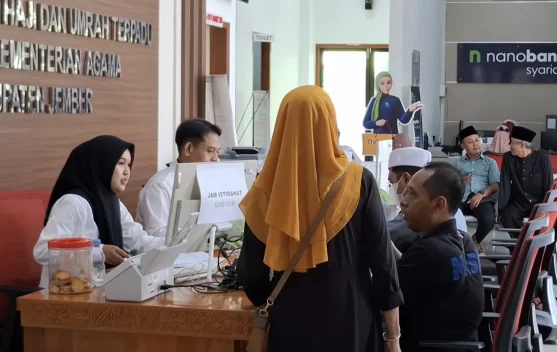 Kemenhaj Jember Bagikan 2.300 Koper Haji ke Calon Jemaah