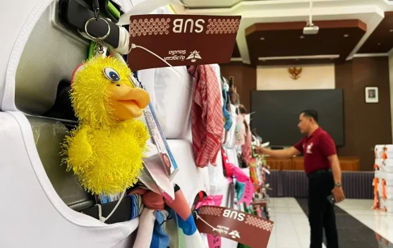 CJH Banyuwangi Tandai Koper dengan Boneka dan Sandal