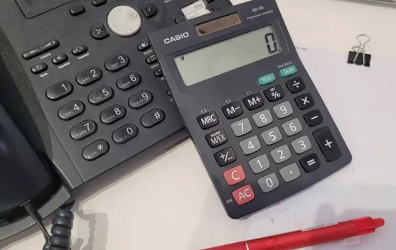 Alasan Susunan Angka pada Kalkulator dengan Telepon Berbeda